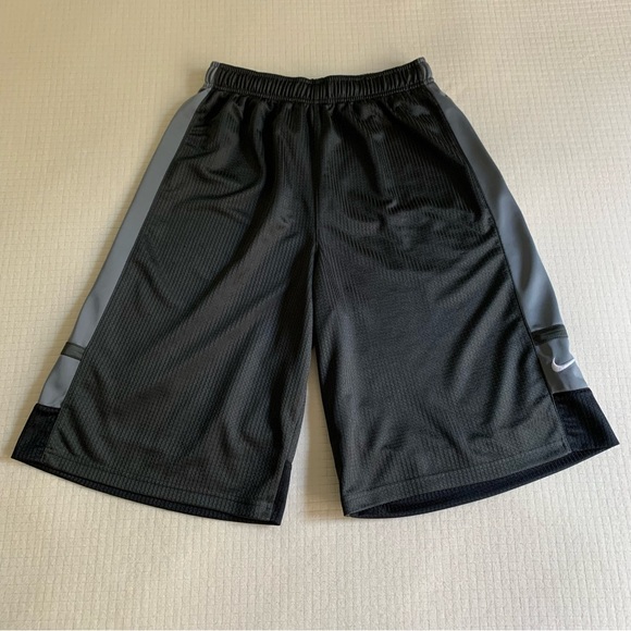 $DROP⬇️ Nike black/gray athletic shorts - Picture 1 of 15